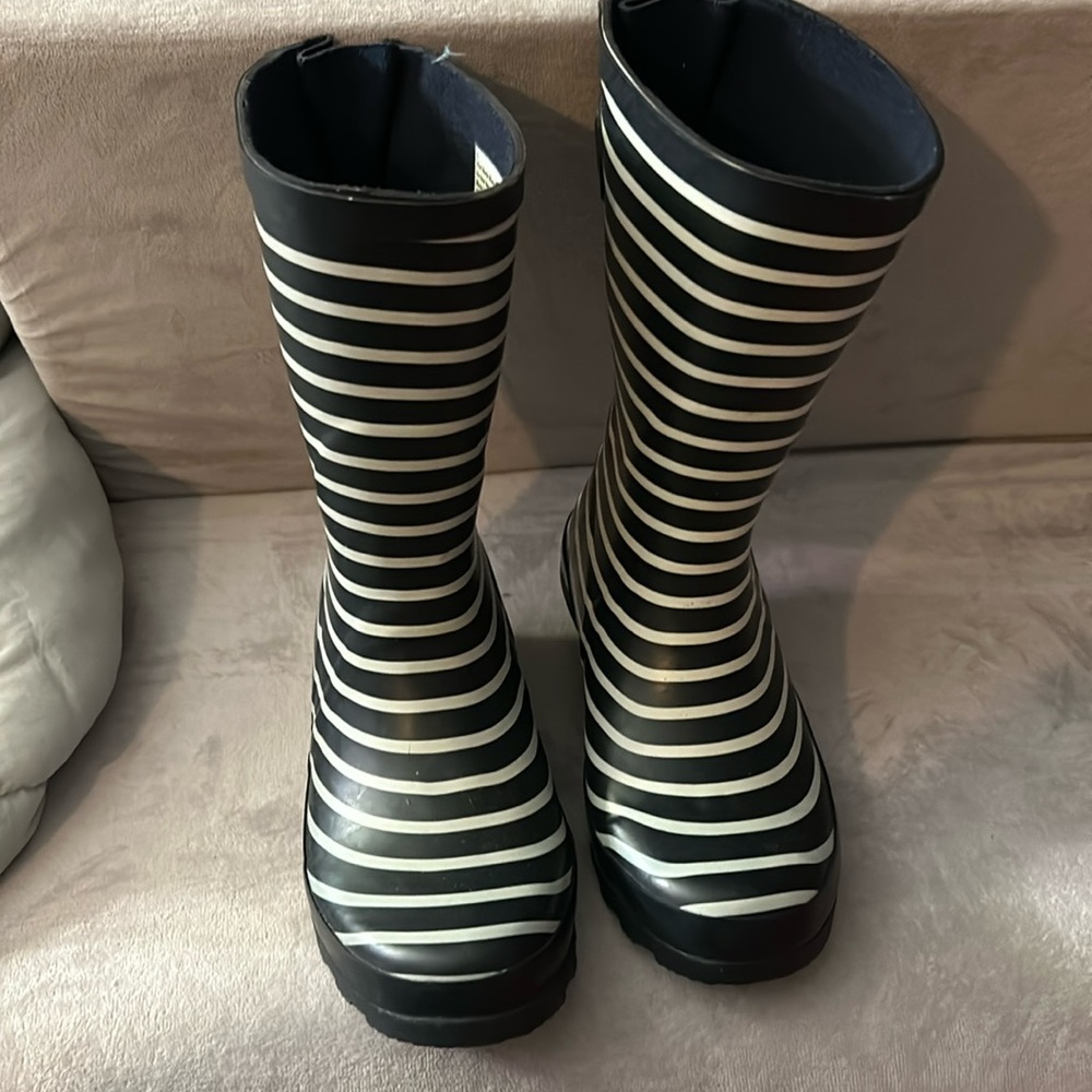 Women’s Navy white striped rubber rain boots size 6